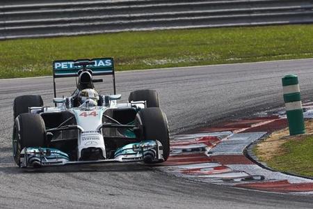 Mercedes se agarra con fuerza al liderato en los Libres 2. Alonso les sigue