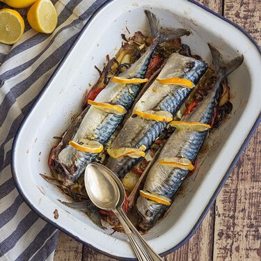 La receta ligera y sabrosa que se hace sola en el horno: caballa, hortalizas