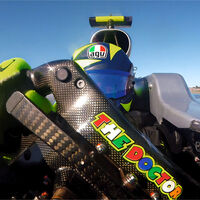 ¡Nuevo vídeo! Imágenes inéditas de Lewis Hamilton y Valentino Rossi con la MotoGP y el F1, con salida de pista del italiano