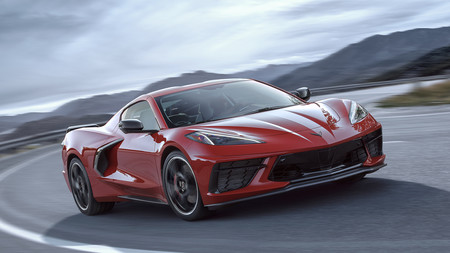 El Chevrolet Corvette 2020 quiere ser un Ferrari yanqui con motor central de 495 hp