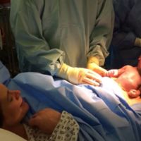 El increíble vídeo de una cesárea natural en la que el bebé "nace solo"