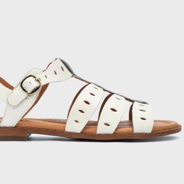 Sandalias de mujer de piel con cierre de hebilla
