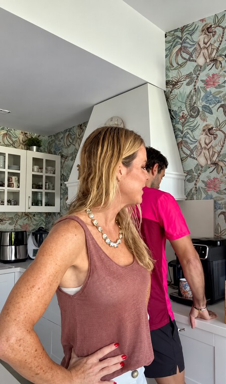 Cocina Tropical Con Pareja Preparando Cafe