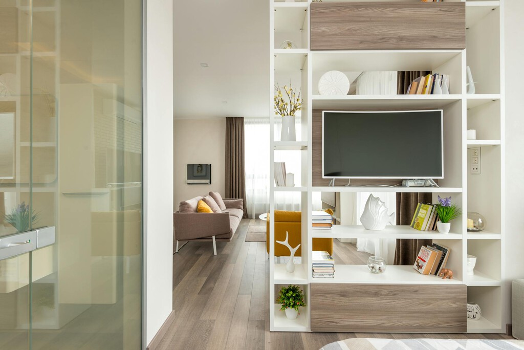 Los AirBnb a los que voy en verano siempre tienen una tele tonta. Esta es mi solución para ver todo lo que quiero de Netflix, Disney+, Prime y Max en vacaciones