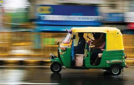 Estudiantes universitarios de India desarrollan un sistema para convertir los ricksaw a híbridos