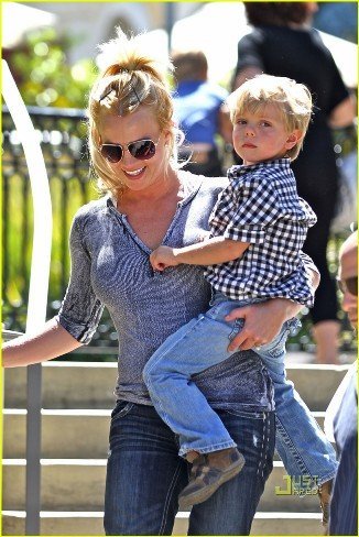 ¡Pero Britney que es eso que llevas en el dedo!