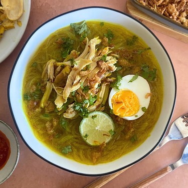 Soto ayam, la sopa de pollo más popular de Indonesia 