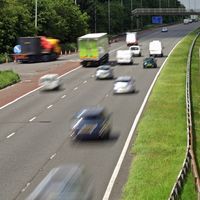 Ni adelantar por la derecha ni circular por el carril izquierdo: la DGT recuerda en vídeo que está prohibido y te pueden multar
