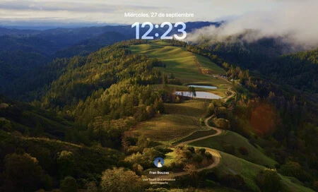 新しい macOS Sonoma のロック画面は、iPhone や iPad のロック画面に似ています。
