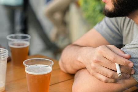 persona fumando terraza