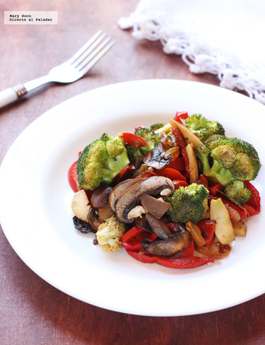 Salteado de brócoli, pimientos y champiñones. Receta