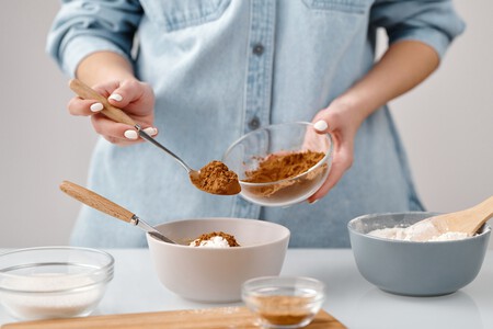Mujer prepara postre