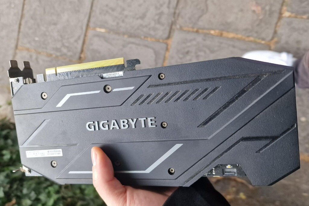 "El Dios de los PC me bendijo": Un paseo rutinario le llevó a ahorrar 200 euros al encontrar una RTX 2070 en la basura 