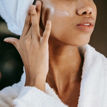 Los dermatólogos coinciden: la regla de los 60 segundos es súper sencilla y hace que tu rutina de skincare de verdad funcione