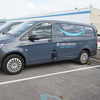 Ni ir al baño: demanda colectiva de repartidores de Amazon, obligados a orinar en botellas por no poder parar en ruta