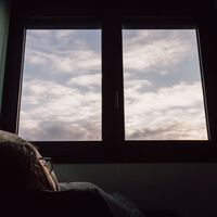 Hay una guerra silenciosa por dormir con la ventana abierta o cerrada en verano. Y la ciencia tiene un ganador