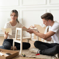 Adiós cenita romántica, hola montar muebles de Ikea: las "citas de tareas" son la nueva forma de filtrar a tu futura pareja