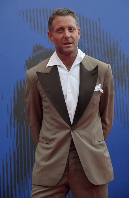 Lapo Elkann da el mal paso en el Festival de Venecia con un look que se pasa de retro