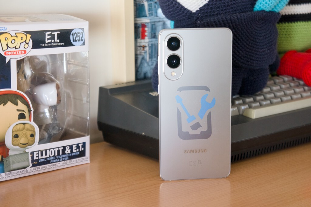 Ser uno de los teléfonos más finos del mundo no está reñido con la reparabilidad. El Samsung Galaxy S25 Edge acaba de demostrarlo