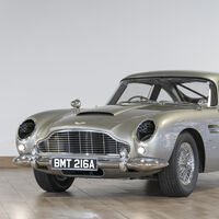 Con ametralladoras por faros y repleto de arañazos, el Aston Martin DB5 del último James Bond se subasta por una millonada