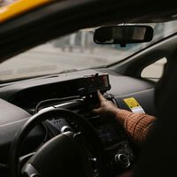 Le despiden tras 18 años y se queda sin capitalizar el paro tras pagar 48.000 euros por una licencia de taxi: el TSJ confirma que provocó su despido 