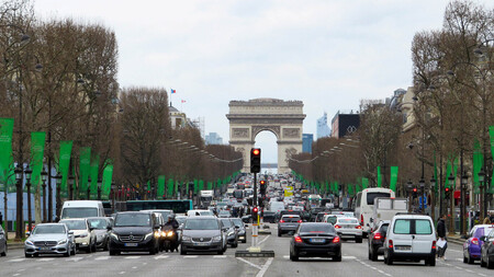 Coches circulando en París