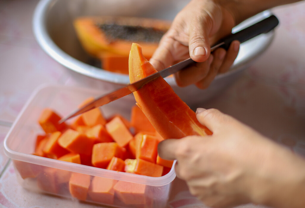Cómo cortar y pelar una papaya fresca fácilmente para disfrutarla al máximo