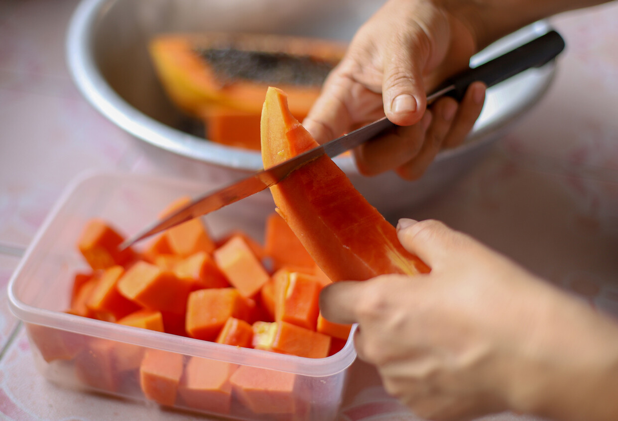 Cómo cortar y pelar una papaya fresca fácilmente para disfrutarla al máximo