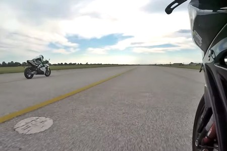 ¿Susto o muerte? Así se las gasta una eléctrica contra una Kawasaki del WSBK y un Lamborghini de carreras