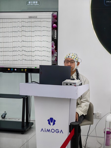 Ese señor está controlando un robot Mornine M1 con la mente | Imagen: Xataka