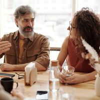 La frase de tres palabras que nunca dice una persona con alta inteligencia emocional, según un influyente psicólogo de Harvard