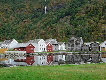 Cómo era el pueblo de Laerdalsoyri, Noruega, antes del incendio 