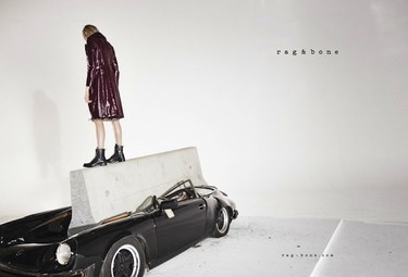 A Rag & Bone se le va de las manos su campaña Otoño-Invierno 2015/2016 y destroza un Porsche clásico