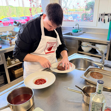 El postre de este joven malagueño gana el veterano concurso de cocina con granadas de Elche