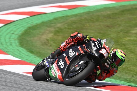 ¡Sorpresa! Lorenzo Savadori lidera sus primeros entrenamientos de MotoGP bajo la lluvia y Dani Pedrosa cumple