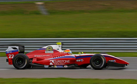 Roberto Merhi se estrena en la Fórmula Renault 3.5 y Carlos Sainz Jr salva los muebles