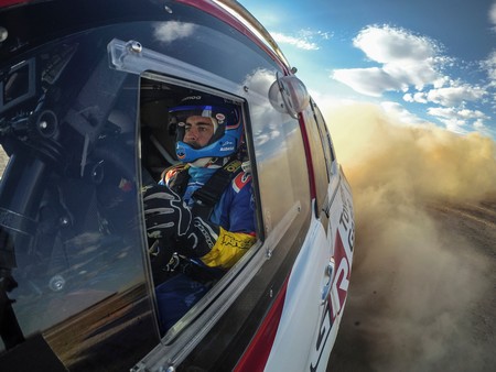 ¡Oficial! Fernando Alonso se está preparando para correr el Dakar 2020 con el Toyota Hilux