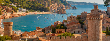 Un castillo a pie de playa y aguas tan azules como el cielo: así es uno de los pueblos de la Costa Brava con más encanto