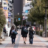 Japón vive una crisis insólita: la de "voyeurs" que sacan fotos a chicas por debajo de la falda