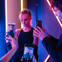La psicología explica por qué las personas que toman video con su celular sienten el derecho de que todos quieren ser grabados 