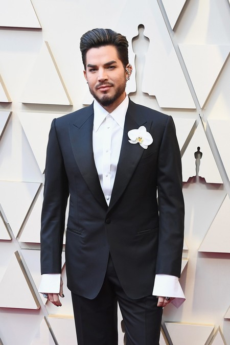 Adam Lambert falla con su look de Tom Ford para la alfombra roja de los Premios Óscar