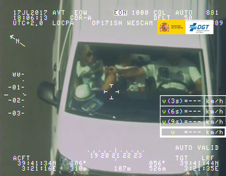 ¿Por qué el copiloto nunca debería ir con los pies en el salpicadero?