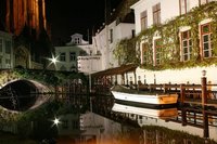 Romántico canal en Brujas. Tus fotos de viaje
