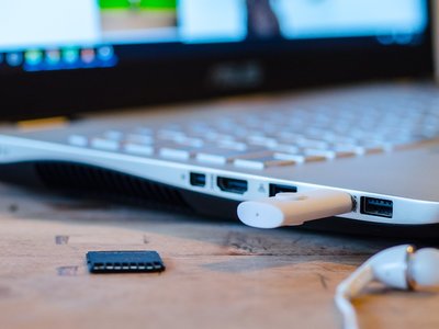 Windows 10 ha cambiado la forma en la que expulsamos los dispositivos USB, y quizás te interese cambiarla de nuevo