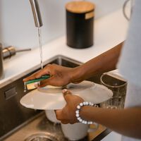 Los expertos en lavavajillas coinciden: "para ahorrar más agua, simplemente raspa la comida y ¡listo!" 