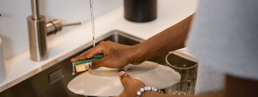 Los expertos en lavavajillas coinciden: "para ahorrar más agua, simplemente raspa la comida y ¡listo!" 