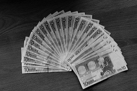 Cobros con tarjeta y dinero negro: siempre legislamos al revés