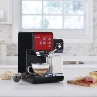 Esta cafetera Breville con bomba italiana está muy rebajada en Amazon: ideal para preparar espressos y cappuccinos con facilidad 