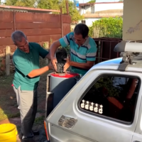 Cuba vive una crisis energética brutal, así que un cubano ha tirado de ingenio para alimentar su coche: con carbón vegetal