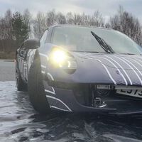 Darle una paliza, volar 8 metros o atropellar un jabalí. Así se destroza un superdeportivo de 2 millones con la excusa de calibrar los airbags 